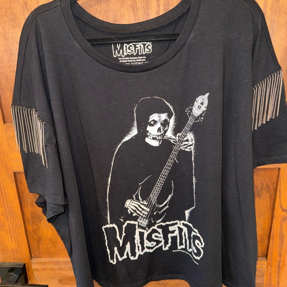 Torrid Black Misfits Graphic Crop Top. Size 4 - Picture 3 of 8